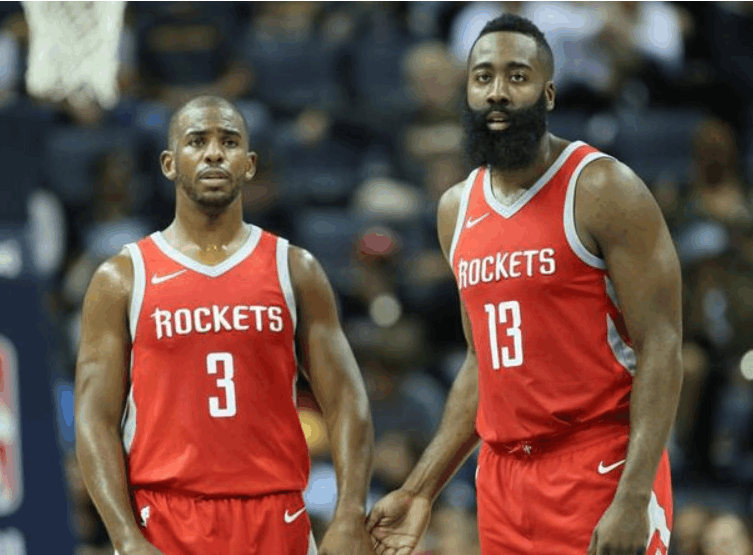 萨里：VAR工作区可以放到替补席对面，否则容易造成冲突（萨里建议将VAR区域设在替补席对侧，以免引发冲突）