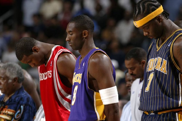 詹姆斯准三双 湖人客场带走胜利（詹姆斯准三双助湖人客场告捷）