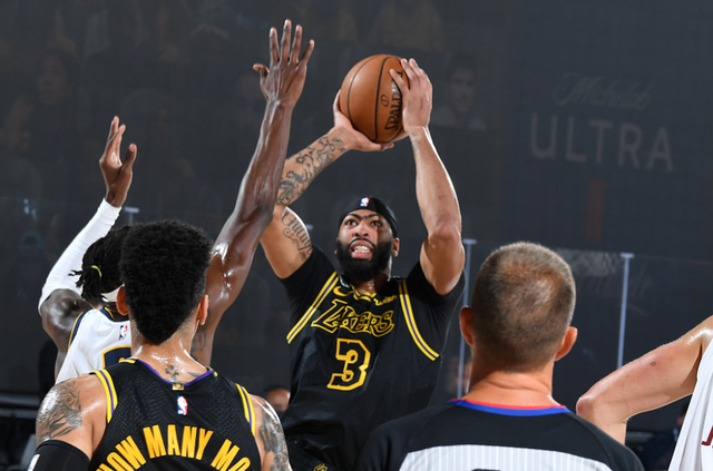 字母哥暴扣点燃主场（字母哥重扣引爆全场）