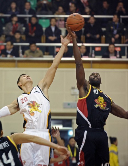 邮报整理C罗豪车收藏：有多辆布加迪，最贵的车价值850万英镑（邮报盘点C罗奢华车库：多辆布加迪在列，最贵车型价值850万英镑）