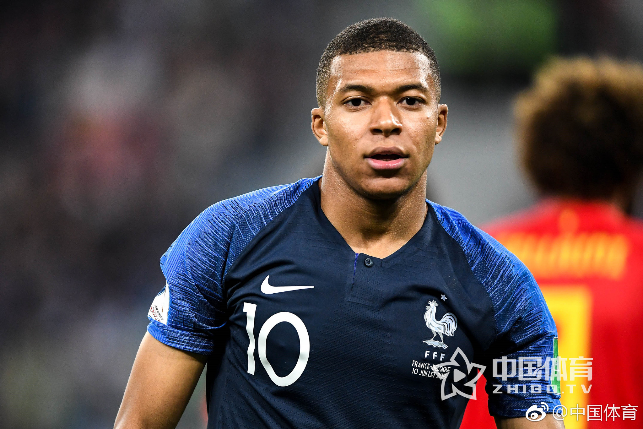 给爷整笑了，曼奇尼假意亲吻布鲁马多，将布鲁马多逗笑（曼奇尼作势亲吻布鲁马多，逗得对方大笑）