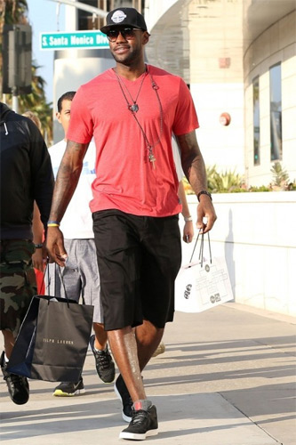 西甲战报：费尔南德斯点射制胜，十人西班牙人1-0十人巴列卡诺（西甲：费尔南德斯点球建功，10人西班牙人1-0险胜10人巴列卡诺）